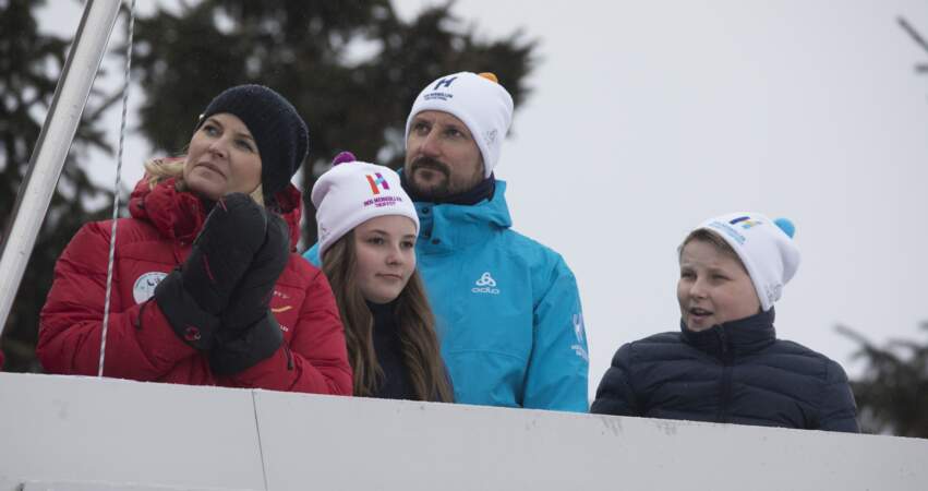Mette-Marit et Hakoon de Norvège avec leurs enfants au ski 
