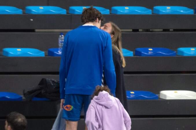 Johanna Zott et Pablo Urdangarin échangent un baiser après le match