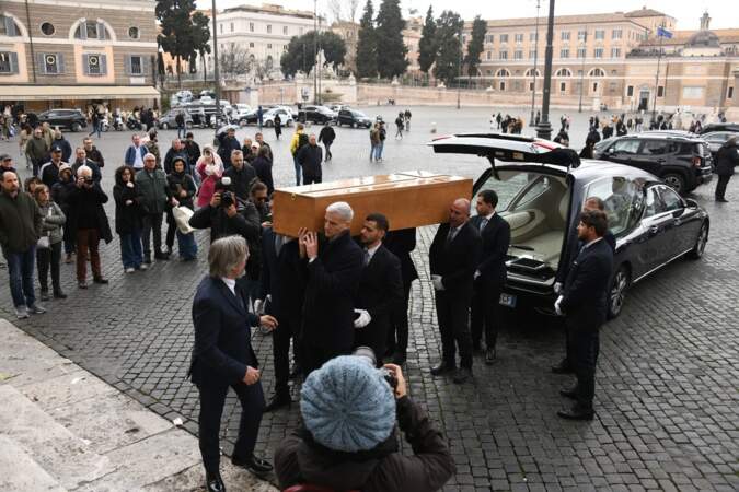 Le cercueil d'Ira von Furstenberg arrive à la basilique Santa Maria in Montesanto à Rome