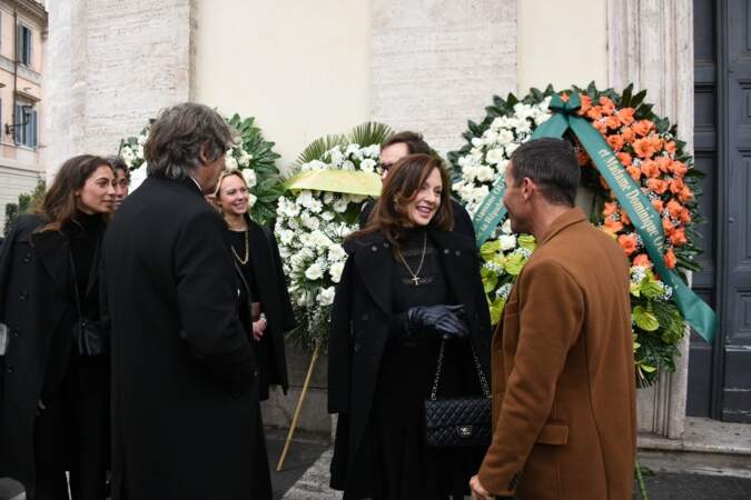 Les proches de la défunte lors de ses funérailles