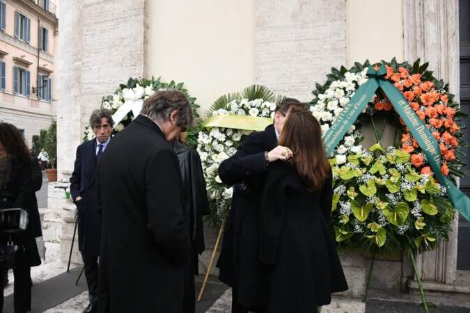 Les proches de l'actrice italienne arrivent à ses obsèques 