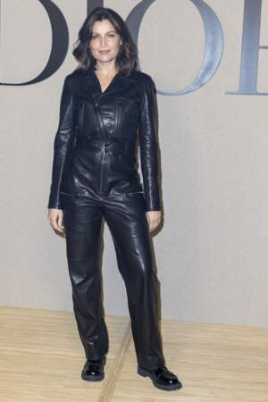 Laetitia Casta en combinaison en cuir noire au défilé Christian Dior au jardin des Tuileries à Paris le 27 février 2024