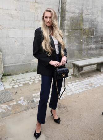 Romee Strijd arrive au défilé Christian Dior mode femme automne / hiver 2024-2025 lors de la Fashion Week de Paris (PFW) au jardin des Tuileries