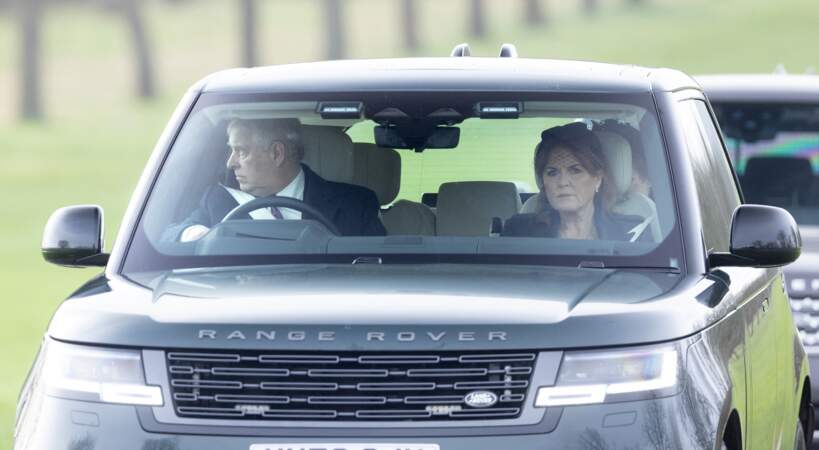 Le prince Andrew, duc d’York, et son ex-femme Sarah Ferguson, duchesse d’York, arrivant en voiture à la cérémonie