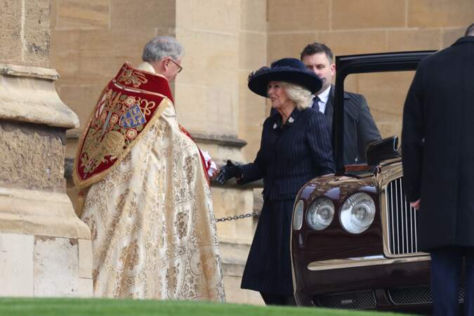 La reine Camilla, saluant le doyen de Windsor à son arrivée