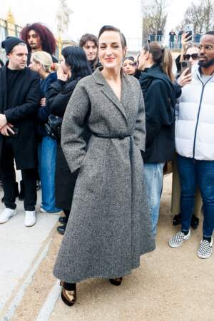 Juliette Armanet arrive au défilé Christian Dior mode femme automne / hiver 2024-2025 lors de la Fashion Week de Paris (PFW) au jardin des Tuileries