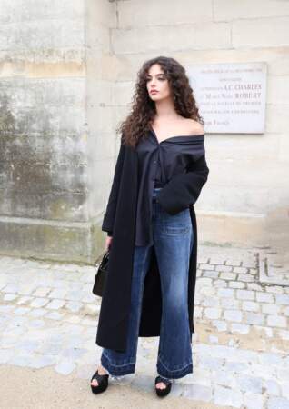 Deva Cassel arrive au défilé Christian Dior mode femme automne / hiver 2024-2025 lors de la Fashion Week de Paris (PFW) au jardin des Tuileries