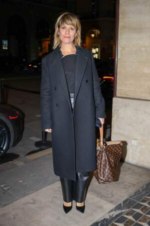Marina Foïs opte pour le pantalon en cuir et sac monogrammé Louis Vuitton en cuir à la sortie de l'hôtel Costes lors de la Fashion Week de Paris