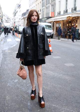 Georgia May Jagger arrive au défilé Chloe à Paris le 29 février 2024 en petite robe noire et veste en cuir assortie