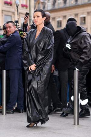 Bianca Censori, femme de Kanye West, arrive au Ritz le 28 février 2024 lors de la Fashion Week de Paris, en long manteau de cuir noir