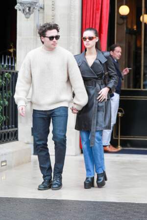Brooklyn Beckham et sa femme Nicola Peltz en trench en cuir noir dans les rues de Paris lors de la Fashion Week,  le 29 février 2024