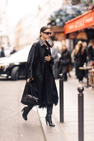 Irina Shayk arpente les rues parisiennes en long trench en cuir lors de la Fashion Week automne/hiver 2024-2025, le 28 février 2024