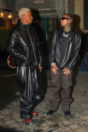 Le rappeur Tyga et son ami Alexander "A.E." Edwards tous deux vêtus de cuir de la tête aux pieds à la sortie du restaurant Matignon pendant la Fashion week de Paris