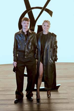 Niels Schneider et Virginie Efira, duo assorti en manteaux de cuir, au défilé Saint Laurent à Paris, le 27 février 2024. 