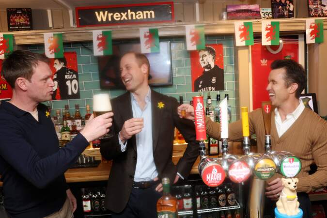 Le propriétaire du pub, Wayne Jones, le prince William et Rob McElhenney ont été photographiées, souriants, profitant d’une pinte d'une bière bien mérité. 1er mars 2024. 