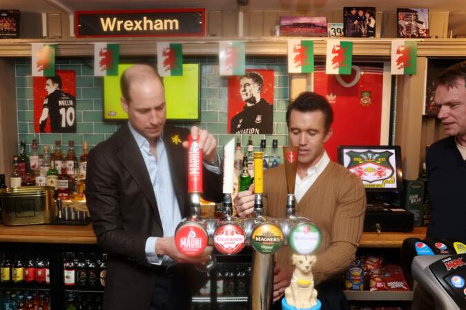 Le prince William et Rob McElhenney se sont ensuite rendus derrière le bar et se sont servi deux pintes de bière. 1er mars 2024. 