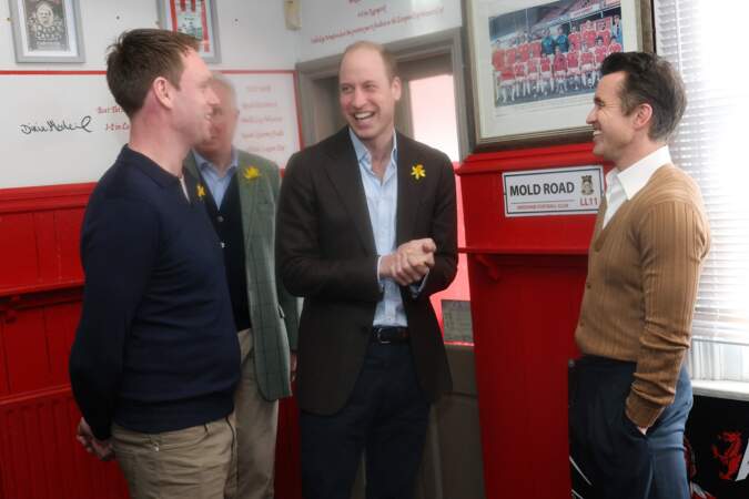 Sur place, le prince William a rencontré l’acteur américain Rob McElhenney, co-propriétaire du club de football de Wrexham, ainsi que le propriétaire du pub, Wayne Jones. 1er mars 2024. 