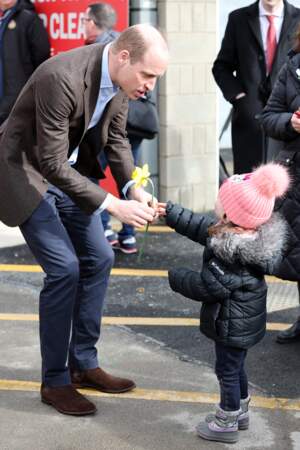 Une petite fille est allée voir le prince William pour lui offrir une jonquille, que le prince a joyeusement accepté. 1er mars 2024. 
