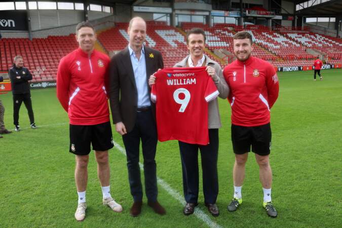 Le prince William s’est vu offrir un maillot de l’équipe du Wrexham AFC, floqué « William » et portant le numéro 9, représentant la pointe de l’attaque. 1er mars 2024. 