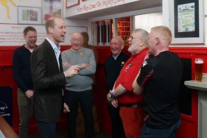 Lors de sa visite au Turf Pub, le prince William a pu échanger avec des locaux, habitués et fidèles clients du pub. Un échange qui a donné lieu à beaucoup de rire. 1er mars 2024. 