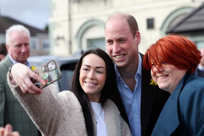 Le sourire aux lèvres, le prince William a pris quelques selfies avec les locaux. 1er mars 2024. 