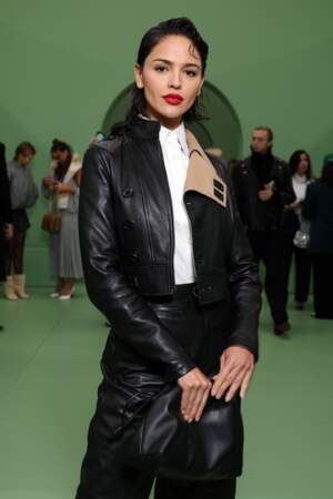 Eiza Gonzalez au défilé Loewe le 1ᵉʳ mars 2024 lors de la Fashion Week de Paris