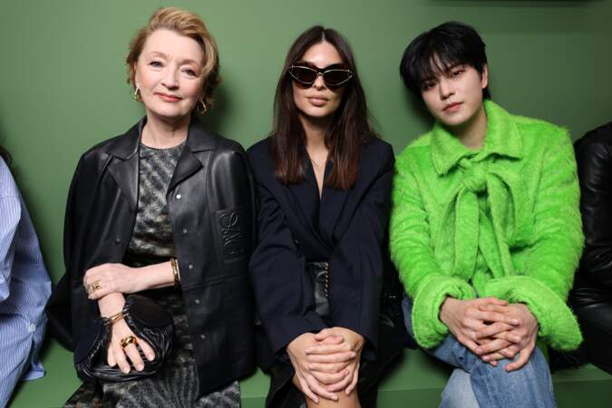 Lesley Manville, Emily Ratajkowski et Seungmin au défilé Loewe le 1ᵉʳ mars 2024 lors de la Fashion Week de Paris 