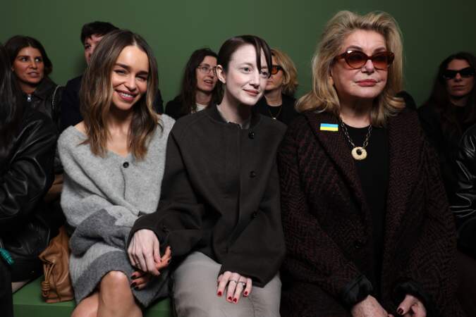 Emilia Clarke, Andrea Riseborough et Catherine Deneuve au défilé Loewe le 1ᵉʳ mars 2024 lors de la Fashion Week de Paris
