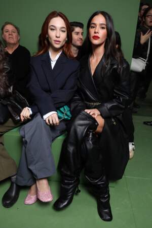 Matilda De Angelis et Bruna Marquezine au défilé Loewe le 1ᵉʳ mars 2024 lors de la Fashion Week de Paris