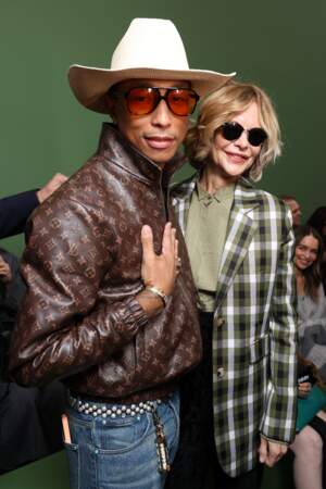 Pharrell Williams et Meg Ryan au défilé Loewe le 1ᵉʳ mars 2024 lors de la Fashion Week de Paris