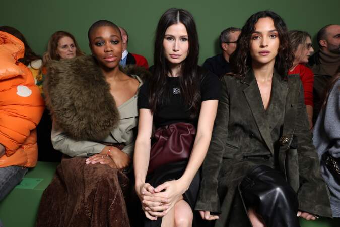 Rachel Jones, Delaney Rowe et Adria Arjona au défilé Loewe le 1ᵉʳ mars 2024 lors de la Fashion Week de Paris