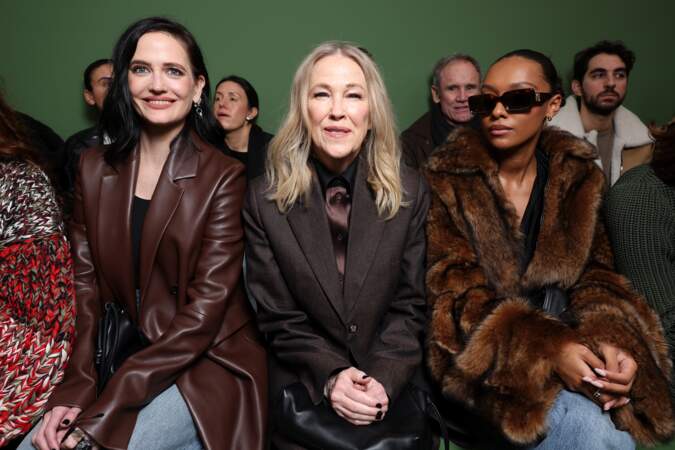 Eva Green, Catherine O'Hara et Sophie Wilde au défilé Loewe le 1ᵉʳ mars 2024 lors de la Fashion Week de Paris