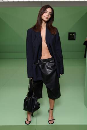 Emily Ratajkowski au défilé Loewe le 1ᵉʳ mars 2024 lors de la Fashion Week de Paris