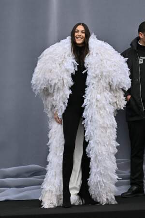Vittoria Ceretti arrive au défilé Balenciaga ce dimanche 3 mars, lors de la Fashion Week de Paris.