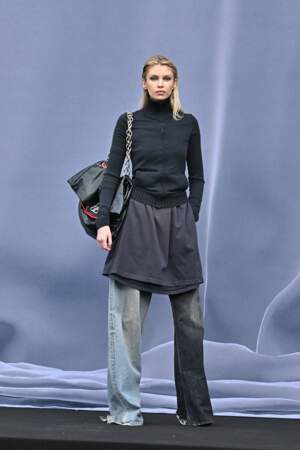 Stella Maxwell arrive au défilé Balenciaga ce dimanche 3 mars, lors de la Fashion Week de Paris.
