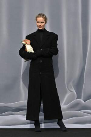 Eva Herzigova, avec son chien, arrive au défilé Balenciaga ce dimanche 3 mars, lors de la Fashion Week de Paris.