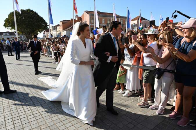 Maria Francisca de Bragança et l'avocat, Duarte de Sousa Araújo sont allés à la rencontre de la foule lors de leur mariage à la basilique de Mafra, au Portugal, le 7 octobre 2023.  