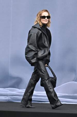 Isabelle Huppert arrive au défilé Balenciaga ce dimanche 3 mars, lors de la Fashion Week de Paris. 