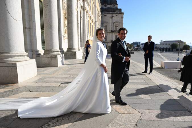 Maria Francisca de Bragança et son mari, Duarte de Sousa Araújo quittent la basilique de Mafra, au Portugal, le 7 octobre 2023.  