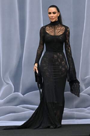 Kim Kardashian arrive au défilé Balenciaga ce dimanche 3 mars, lors de la Fashion Week de Paris.