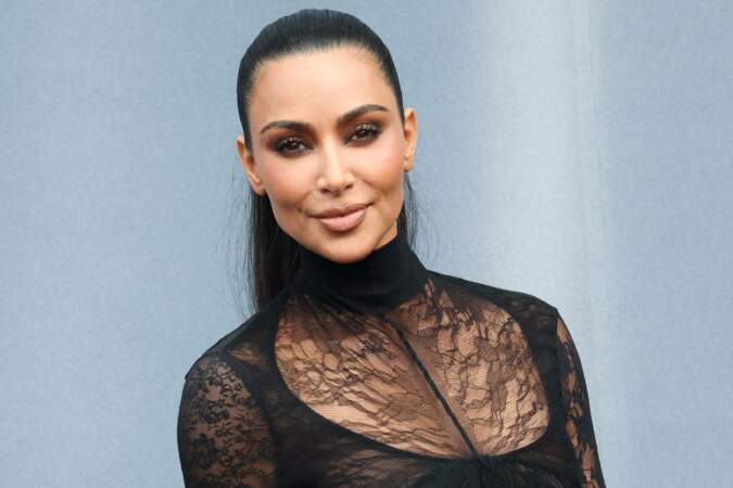 Kim Kardashian a fait une entrée remarquée au défilé Balenciaga ce dimanche 3 mars, lors de la Fashion Week de Paris.