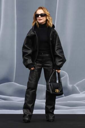 Isabelle Huppert a succombé à la tendance du cuir lors de son arrivée au défilé Balenciaga ce dimanche 3 mars, lors de la Fashion Week de Paris.