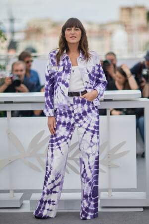 Juliette Armanet est arrivée dans un ensemble blanc et violet ) motif psychédélique au photocall du film Rosalie lors du Festival de Cannes, le 18 mai 2023