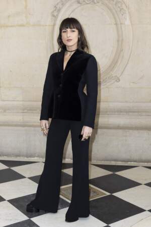 Juliette Armanet en veste effet New Look, pantalon pattes d'eph et talons épais au défilé Dior Haute Couture en janvier 2024