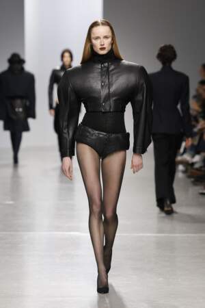 Pour son défilé de mode prêt-à-porter automne-hiver 2024/2025 Duran Lantink a imaginé des micro-shorts originaux donnant du volume à la silhouette