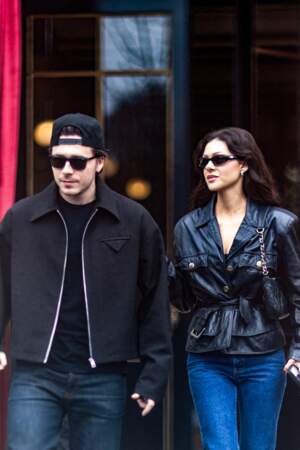 Brooklyn Beckham et Nicola Peltz à la sortie de l'hôtel La Réserve en marge de la Fashion Week de Paris le 2 mars