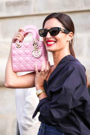 Le mannequin espagnol Gala Gonzalez a assorti son rouge à lèvres fuchsia à son sac à main au défilé Christian Dior 