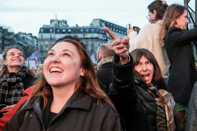 Julie Gayet et Anne Hidalgo célèbrent le vote par le Congrès de l’inscription de l’interruption volontaire de grossesse (IVG) dans la Constitution sur le parvis du Trocadéro à Paris.