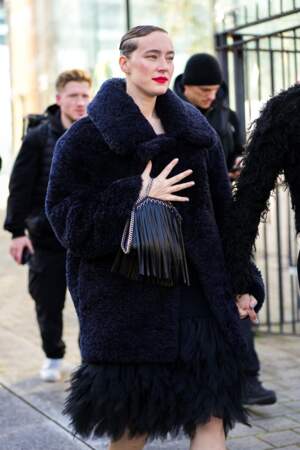 Isabelle Chaput fait une entrée remarquée chez Stella McCartney le 4 mars, en fourrure noire et rouge à lèvres rose vif