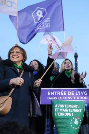 Julie Gayet et Anne Hidalgo célèbrent le vote par le Congrès de l’inscription de l’interruption volontaire de grossesse (IVG) dans la Constitution sur le parvis du Trocadéro à Paris